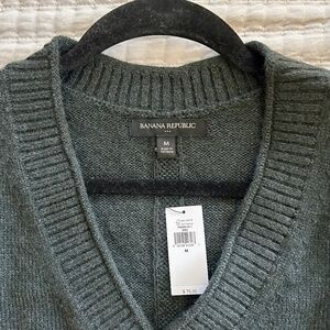 Banana Republic - Essential V-Neck Sweater - Charcoal Gray - Size Medium